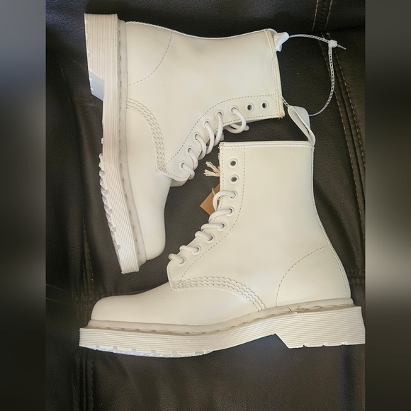 NWOB Dr. MARTENS 1460 Pascal White Leather Conbat Boots Women's size 7 Lace Up - Picture 12 of 14